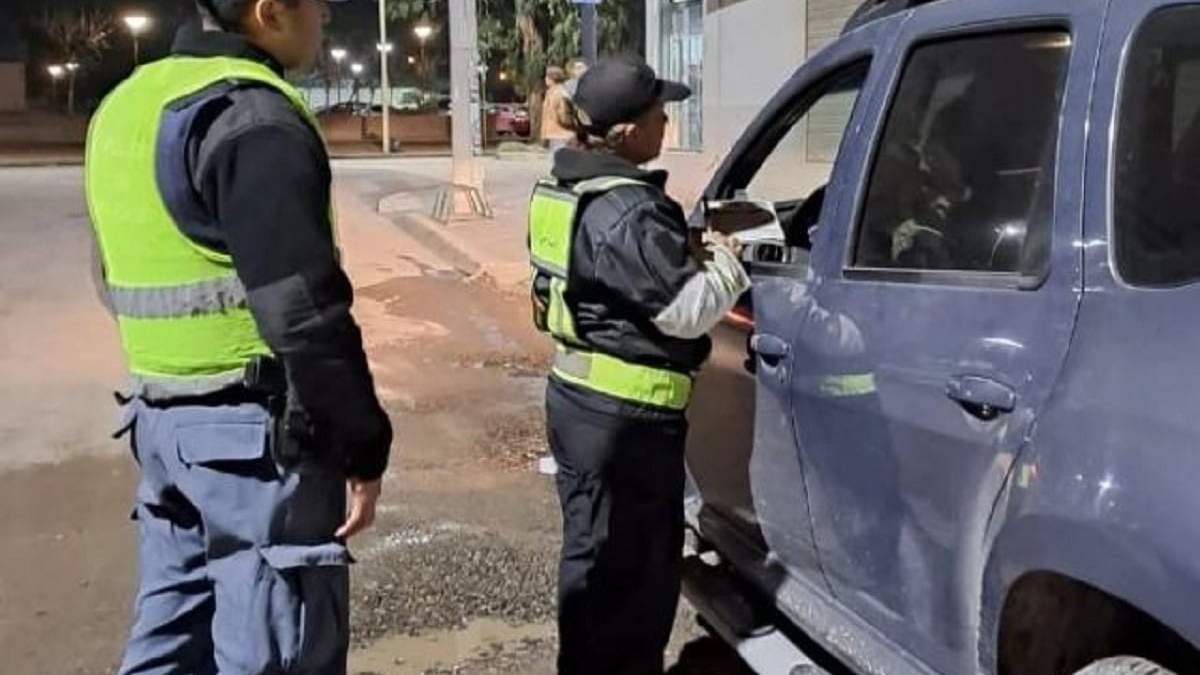 Policías y personal de Tránsito municipal inspeccionando la documentación en el operativo en Centenario. Fuente: 8Centenario Digital)