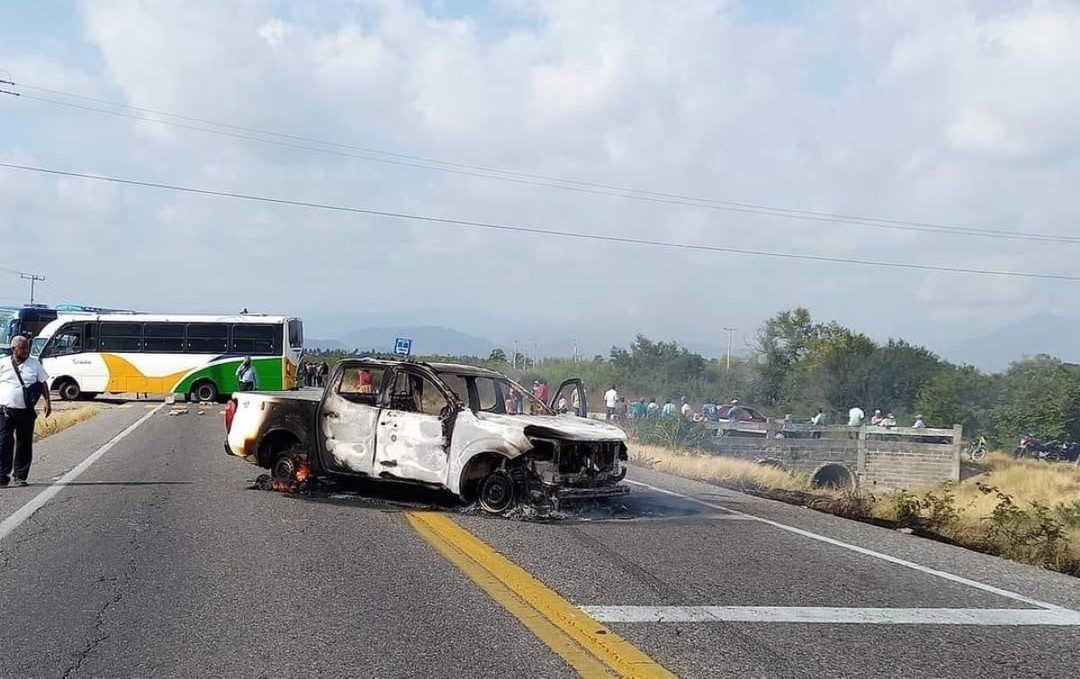 Vehículo quemado en el bloqueo de pobladores de Puente Madera, Oaxaca, contra la detención del agente municipal David Hernández Salazar