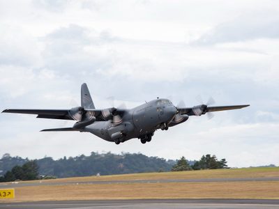 Cinco días después del tsunami, llegaron a Tonga los primeros aviones con ayuda humanitaria