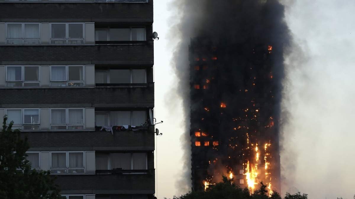 ARCHIVO - En esta foto de archivo del miércoles 14 de junio de 2017, humo y llamas se elevan desde el rascacielos Grenfell Tower, en el oeste de Londres