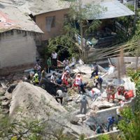 Madre e hija mueren por derrumbe de paredón que dañó 4 casas en Cuernavaca