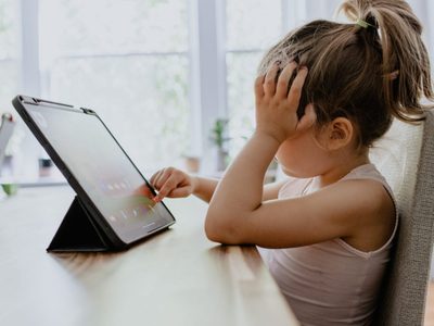 Los niños y adolescentes pasan cuatro horas frente a las pantallas: cuáles son los pros y contras