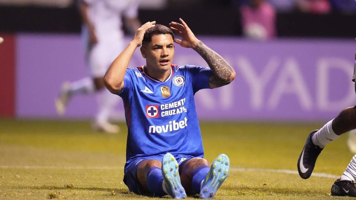 Gabriel Fernández, del Cruz Azul, se lamenta durante el partido ante Los Angeles FC
