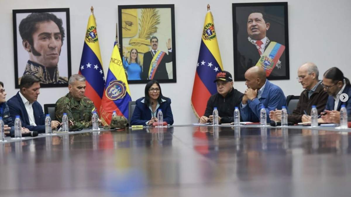 Delcy Rodríguez firmó su preimer comunicado como "presidenta encargada" del país