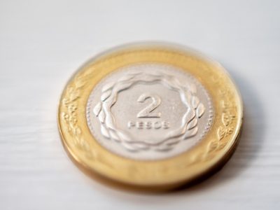 A revisar los cajones: cuáles son las monedas de 2 pesos por las que te pueden pagar una fortuna