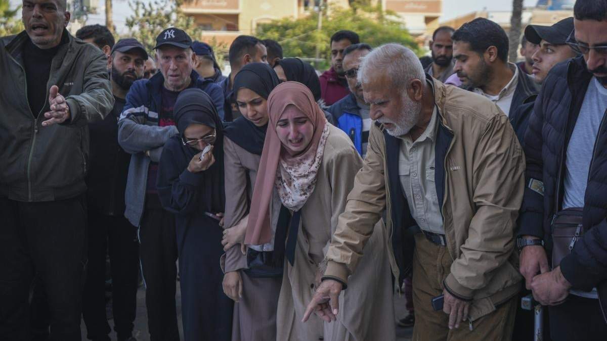 Palestinos con víctimas de un ataque israelí en el campamento de refugiados Nuseirat, en el Hospital de Mártires Al-Aqsa en Deir al-Balah