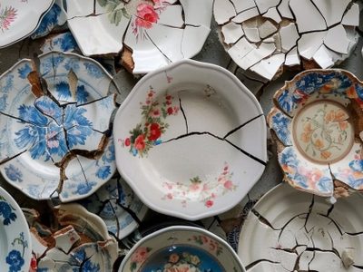 Antes de tirar los platos picados de la abuela, mirá cómo convertirlos en piezas de decoración modernas y originales