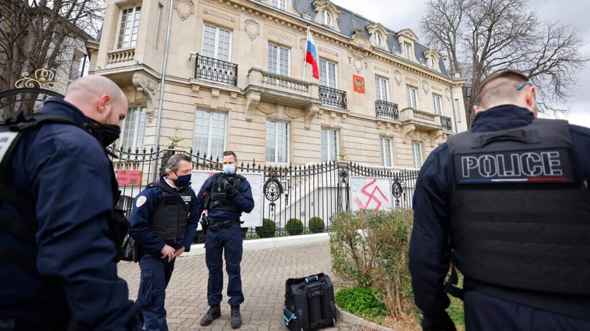 Policías en el consulado ruso en Marsella, Francia