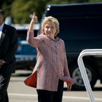 Hillary Clinton retoma actos de campaña tras cuadro de neumonía