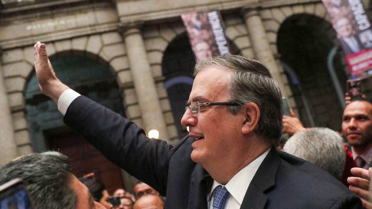 Marcelo Ebrard a su llegada al Palacio de Minería, donde presentó su libro