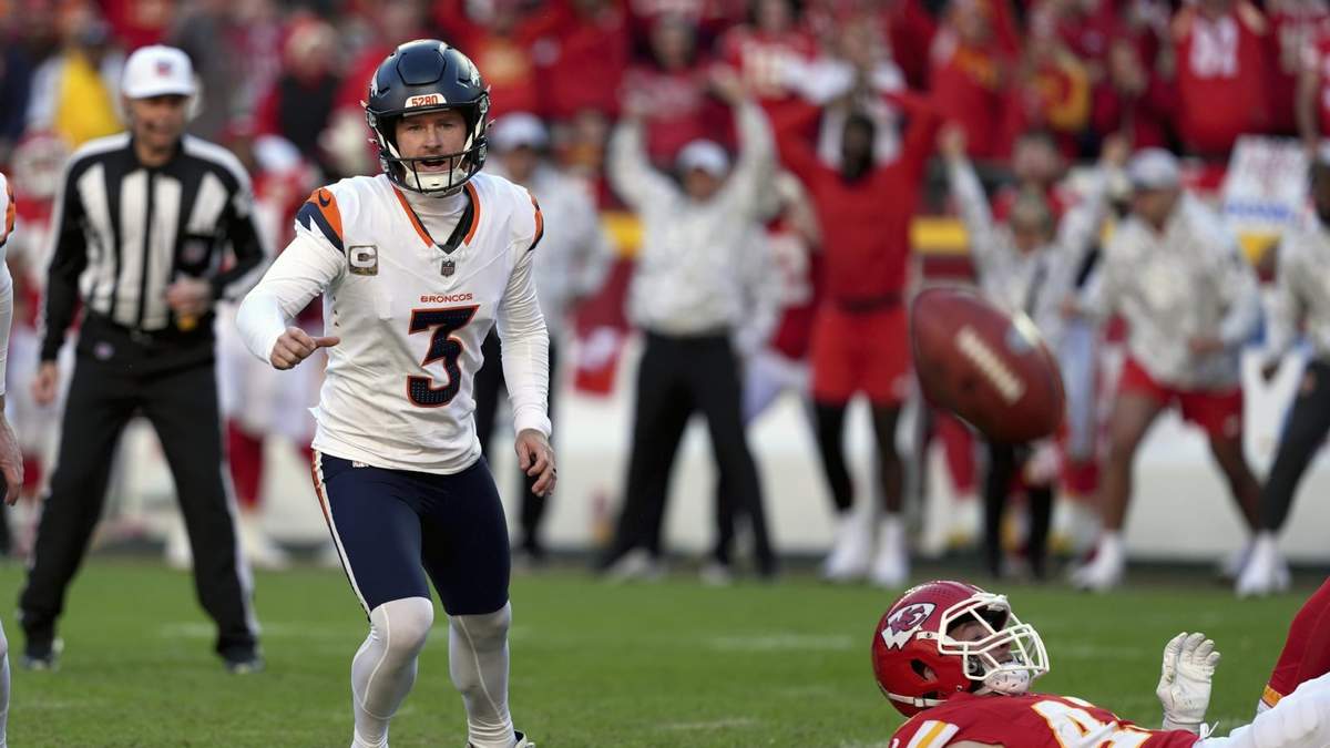 El pateador de los Broncos, Wil Lutz (3), reacciona para perseguir el balón después de que su intento de gol de campo de último momento fuera bloqueado