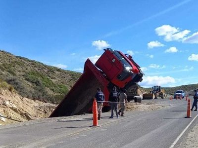 Un camión de Vialidad Nacional cayó en el deslave de la Ruta Nacional 40