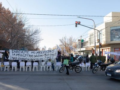 ATEN Capital protestó con el CPE cerrado con candado y trasladó la marcha a Casa de Gobierno