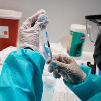 EU reporta 90 millones de personas sin vacuna anti covid y aumento de contagios