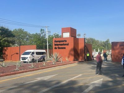 Sección 22 de la CNTE bloquea acceso a Aeropuerto de Oaxaca y a planta de Pemex
