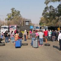 Normalistas de Oaxaca quitan bloqueo al aeropuerto que provocó cancelación de unos 50 vuelos