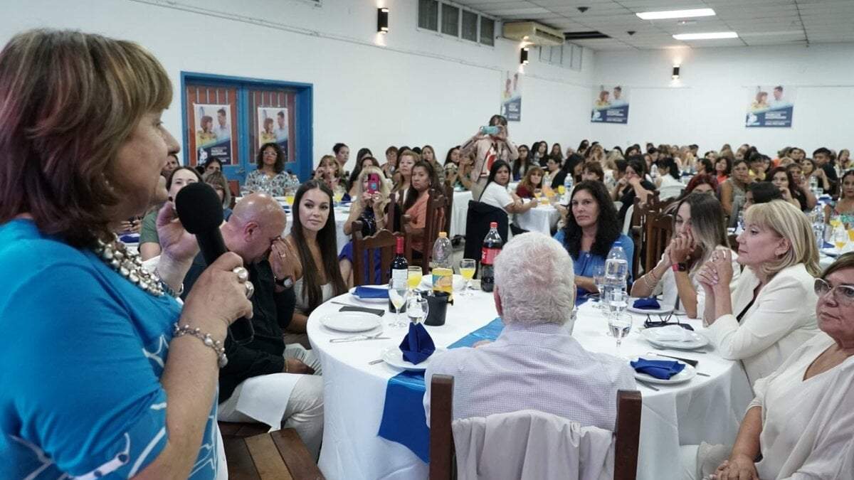 Ana Pechen en el salón Amedea de la capital neuquina. Fuente: (Twitter).
