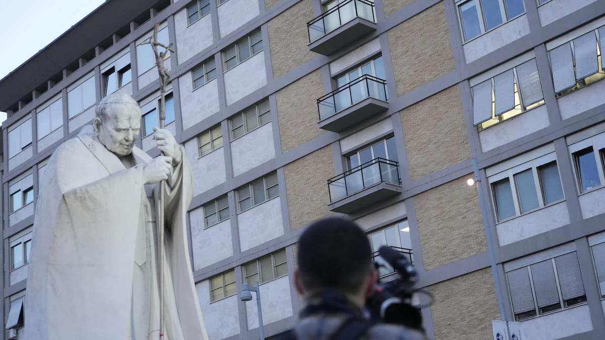 Un periodista de video graba en la Policlínica Agostino Gemelli en Roma, el domingo 23 de febrero de 2025, donde el papa Francisco está hospitalizado desde el 14 de febrero