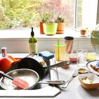 No gastes en productos caros: hacé tu propio spray desengrasante para la cocina con solo 4 ingredientes