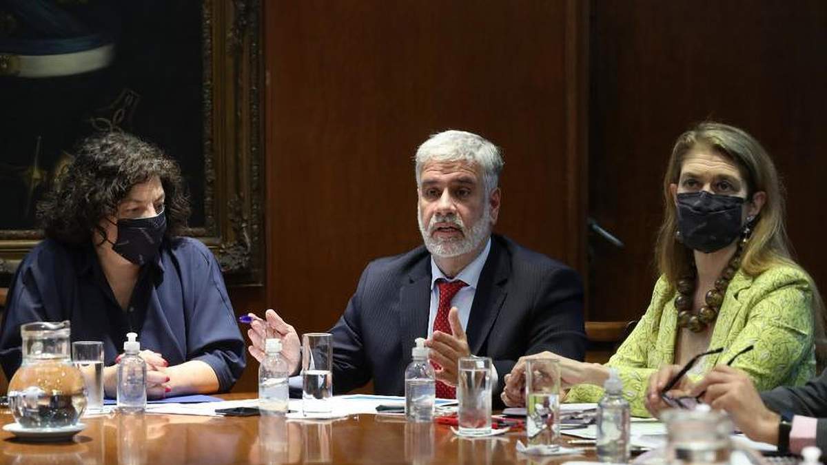Funcionarios gubernamentales durante la reunión sobre el congelamiento de precios de medicamentos. Fuente (Twitter)