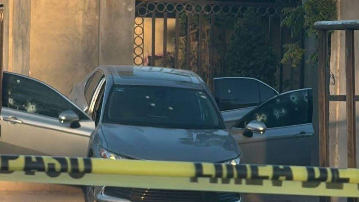 El vehículo del abogado Carlos Arturo Bustamante Bracamontes, baleado en 70 ocasiones por agentes ministeriales que lo confundieron con un delincuente