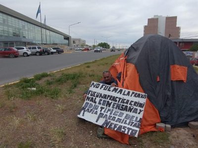 Un hombre realiza un acampe con huelga de hambre frente a la Ciudad Judicial