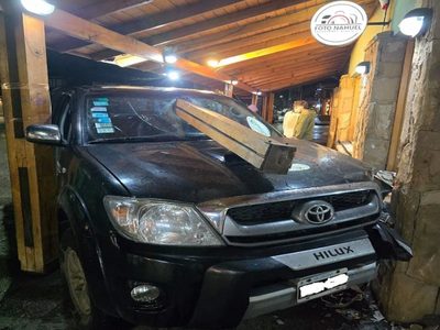 Accidente: una camioneta se desvió y chocó contra una galería comercial en plena avenida