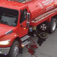 Pipa de agua atropella y mata a dos motociclistas en la carretera México-Cuernavaca