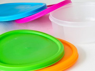 Con una tapa de plástico y un tubo de cartón, creá este útil portacelular para sumar a tu escritorio