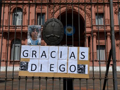 Empujones, disturbios y nada de distanciamiento: así se desarrolla el velatorio de Maradona