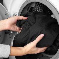 Te va a sorprender: el sencillo truco para que tu ropa negra no pierda el color después de cada lavado