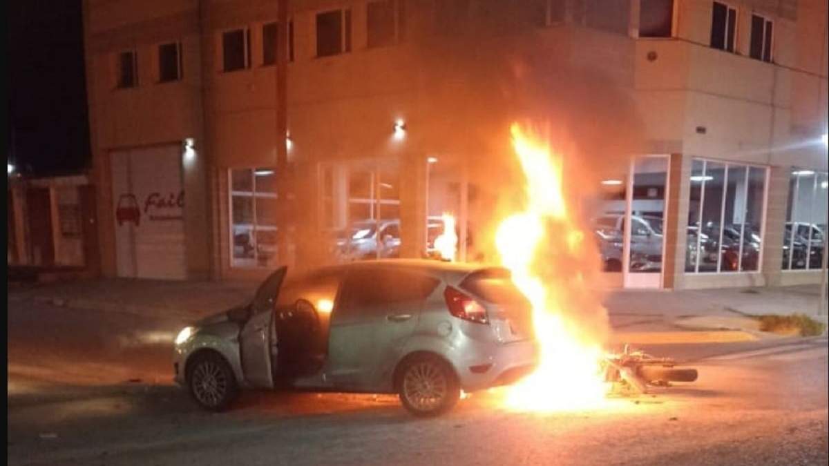 Los vehículos incendiados en Cutral Co. Fuente: (Facebook)