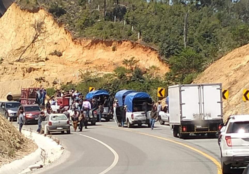 Cinco muertos deja enfrentamiento en Oaxaca; pobladores disputan terrenos de entronque carretero