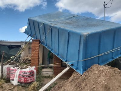 Centenario: una pileta quedó incrustada en el techo de una casa