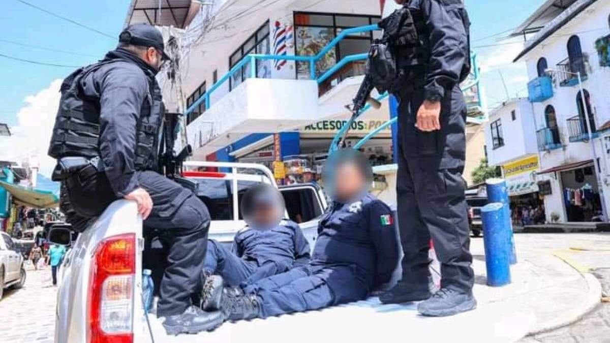 Policías municipales de Putla de Villa, Oaxaca, detenidos por elementos estatales y federales