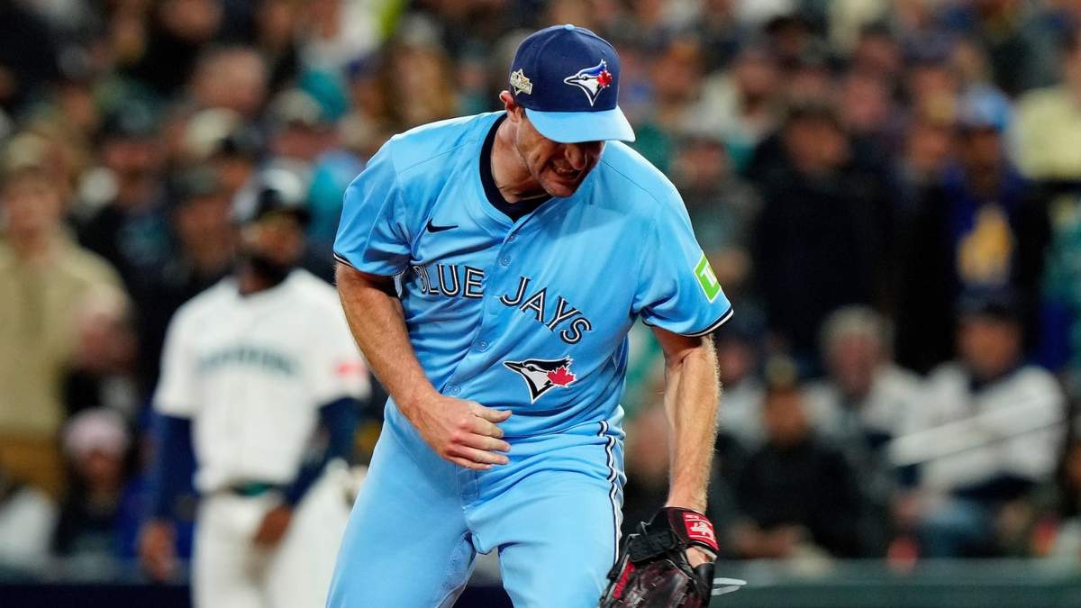 Max Scherzer, de los Azulejos de Toronto, festeja al final del quinto inning en el cuarto juego de la Serie de Campeonato