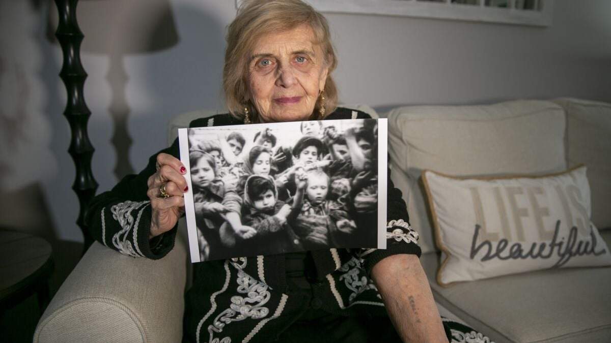 Tova Friedman, de 85 años, muestra en su brazo izquierdo el número que los nazis le tatuaron estando en el campo de concentración Auschwitz, en Polonia, en Morristown, Nueva Jersey, el lunes 13 de marzo de 2023. Friedman ha recurrido a TikTok para relatar sobre el Holocausto; sus videos tienen millones de vistas