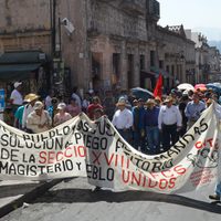 Realizan en Morelia plantón y marcha contra el gasolinazo