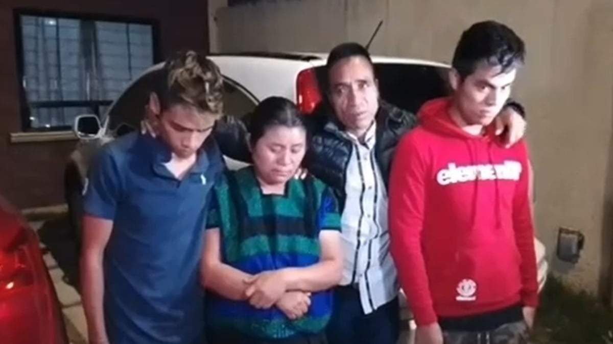 Los jóvenes liberados con sus padres