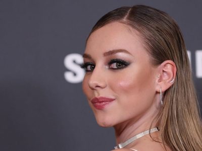 ¡Uyyy se te ve! Ester Expósito se sentó, se cruzó de piernas y se le vio lo que nadie esperaba ¡Ojo