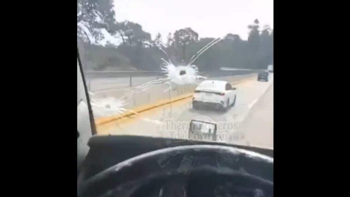 Dos impactos de bala en el parabrisas del tráiler