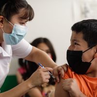 Entre lágrimas y valentía: así arrancó en CDMX la vacunación anticovid a niños de nueve años
