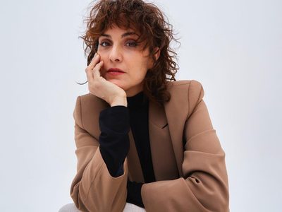 Julieta Díaz eligió un conjunto sastrero burgundy que redefine la elegancia power