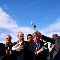 Con Corral y Cárdenas a la cabeza, arman muro humano en la frontera con EU