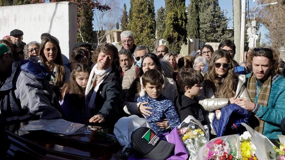Dolor por su partida y agradecimiento por su legado. Así despidieron a Lolín Rigoni en el cementerio central. Fuente (Emiliano Ortiz)
