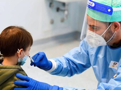 Experto de la OMS: la nueva cepa de coronavirus sería más transmisible en niños y jóvenes