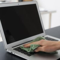 Sin gastar un peso: así podés limpiar la pantalla de tu laptop sin dañarla y dejarla como el primer día