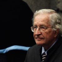 Trump no sólo terminará su mandato, podría reelegirse: Chomsky en México