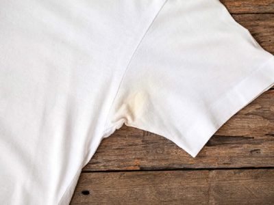 El truco sencillo y económico de las tintorerías para quitar las manchas de tu ropa blanca en tiempo récord