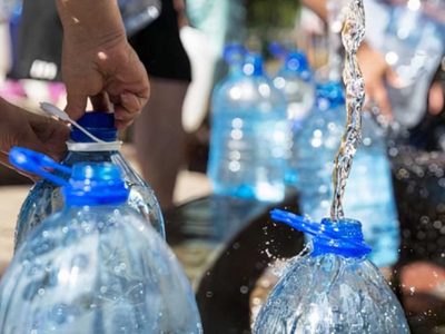 Sin salir de casa ni pagar un gym: 4 ejercicios que podés hacer con un bidón plástico lleno de agua